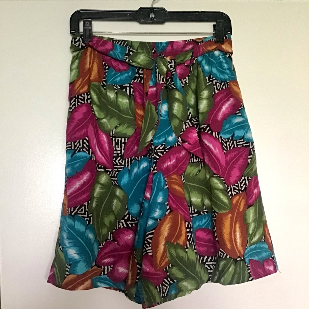 Tropical flowy shorts with pockets